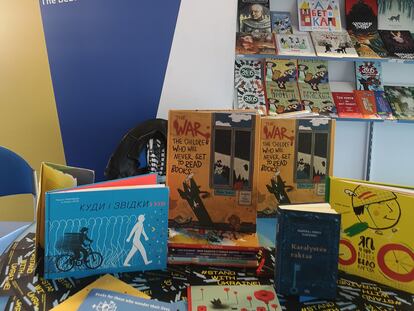 Detalle del espacio dedicado a los libros ucranios en la entrada de la feria de Bolonia.