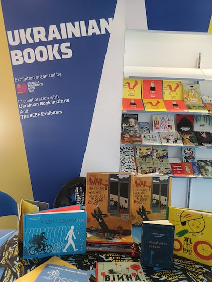 Detalle del espacio dedicado a los libros ucranios en la entrada de la feria de Bolonia.