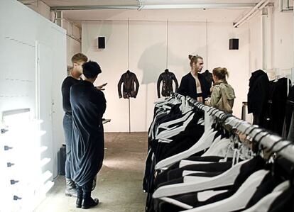 Tienda de ropa Darklands, con modelos de estilo 'cyberpunk' creados por diseñadores de vanguardia.