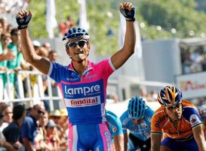 Bennati celebra su victoria ante Freire, a la derecha, en la primera etapa de la Vuelta.