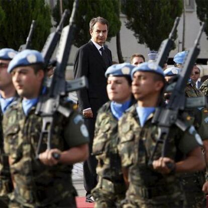 Zapatero, ayer, durante su estancia en la base española en Líbano.