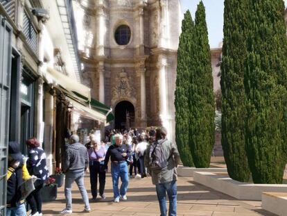 Vista figurada de la plaza de la Reina remodelada.