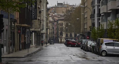 Una de las calles céntricas de Pamplona vacía, este martes.