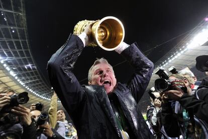 Heynckes alza en el estadio de Berlín el trofeo de la Copa de Alemania.