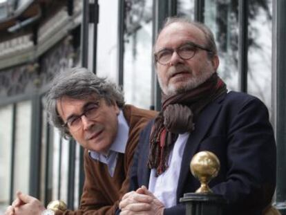 El escritor Andr&eacute;s Trapiello y el editor Manuel Borr&aacute;s, en Madrid.