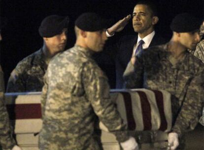 Obama saluda al paso del féretro de un soldado muerto en Afganistán, en la base de Dover (Delaware).