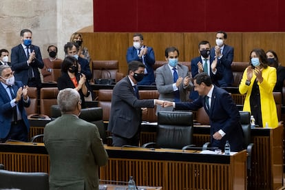 El presidente andaluz, Juan Manuel Moreno, recibe el aplauso de su bancada tras su discurso en el Parlamento autonómo.