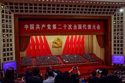 Los periodistas graban el discurso del presidente chino. Xi Jinping, durante la ceremonia de apertura.