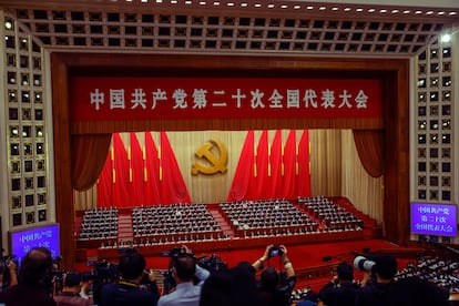 Los periodistas graban el discurso del presidente chino. Xi Jinping, durante la ceremonia de apertura.