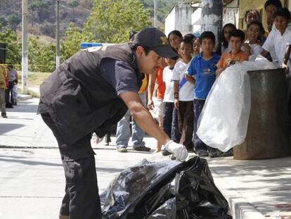 Levantamiento de un cad&aacute;ver frente a unos ni&ntilde;os en Guatemala