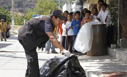Levantamiento de un cadáver frente a unos niños en Guatemala
