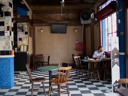 O advogado Danilo Pereira era o único cliente de um restaurante da Vila Madalena, na zona Oeste de São Paulo.