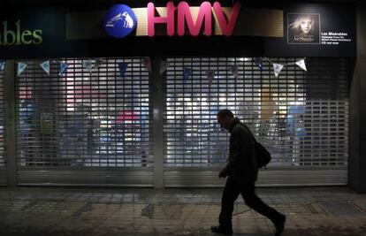 Un hombre pasa frente a la tienda de HMV en Oxford Street, Londres