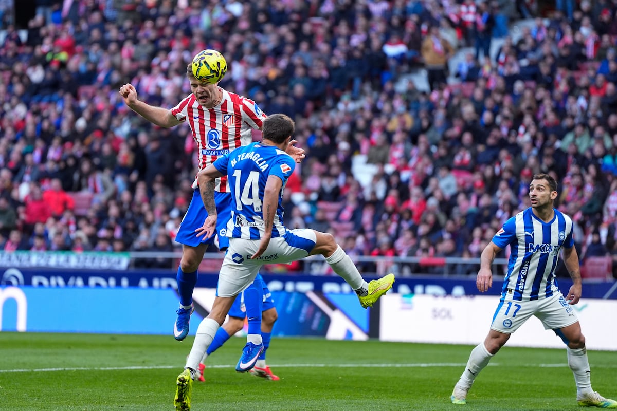 Barrios y Sorloht sostienen al Atlético para imponerse al Alavés