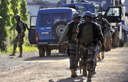 Un grupo de soldados malienses acuden al hotel en Bamako.