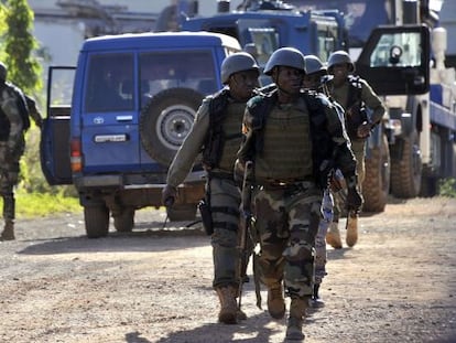 Un grupo de soldados malienses acuden al hotel en Bamako.