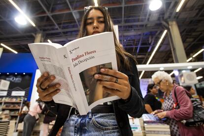 Una joven lee el libro Isla Decepción, de la autora Paulina Flores.