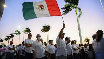 Policías y ciudadanos de Campeche marchan para pedir el cese de la secretaria de seguridad, Marcela Muñoz, el 13 de abril.