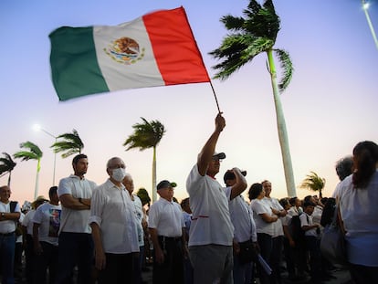 Policías y ciudadanos de Campeche marchan para pedir el cese de la secretaria de seguridad, Marcela Muñoz, el 13 de abril.