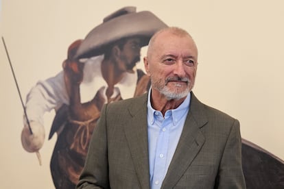 El autor Arturo Pérez-Reverte durante la presentación de su nueva novela 'Misión en París', este martes en Madrid.