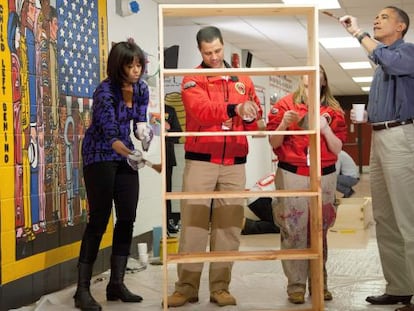 Barack y Michelle Obama barnizan una estanter&iacute;a durante el D&iacute;a Nacional del Voluntariado. 