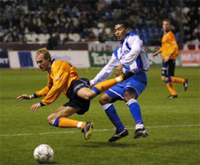 Jordi Cruyff cae al suelo ante el acoso de Mauro Silva.