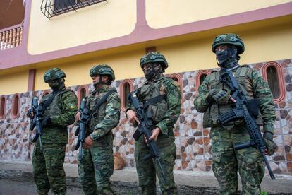 Soldados hacen guardia mientras el candidato Daniel Noboa vota en un colegio electoral en la ciudad de Olón.