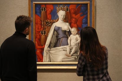 Dos visitantes observan 'La Virgen con el Niño y ángeles' en el Prado.