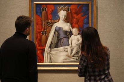  Dos visitantes observan &#039;La Virgen con el Ni&ntilde;o y &aacute;ngeles&#039; en el Prado. 