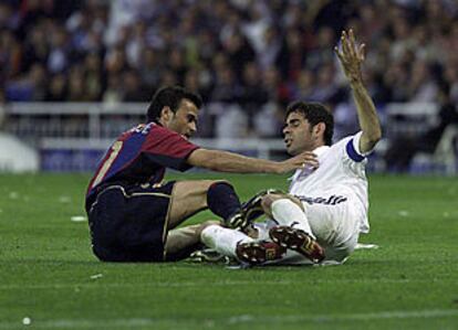 Luis Enrique y Fernando Hierro, en el suelo tras un salto.