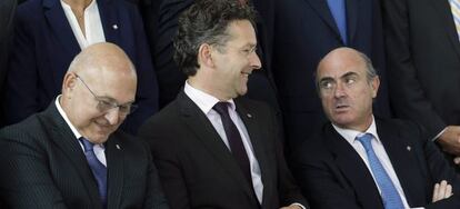 De izquierda a derecha, el ministro francés de finanzas Michel Sapin, el presidente del Eurogrupo Jeroen Dijsselbloem y el ministro español de economía Luis de Guindos