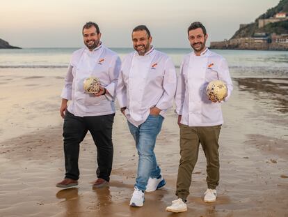 Jonathan y Juan Carlos Padrón, del restaurante El Rincón de Juan Carlos, en Tenerife; y, a la derecha, Iván Cerdeño, del establecimiento homónimo de Toledo, ganadores de tres Soles Repsol, el 28 de febrero de 2022 en San Sebastián.