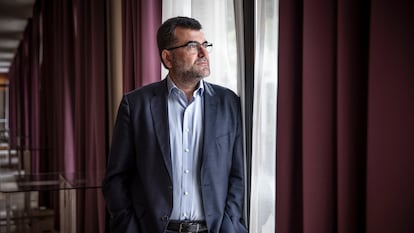 The biologist Eduard Batlle, photographed last year in a hotel in Valencia after an interview with EL PAÍS.