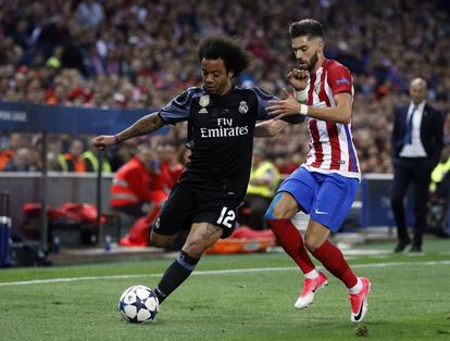 Marcelo, en posesión del balón, es presionado por Yannick Carrasco.