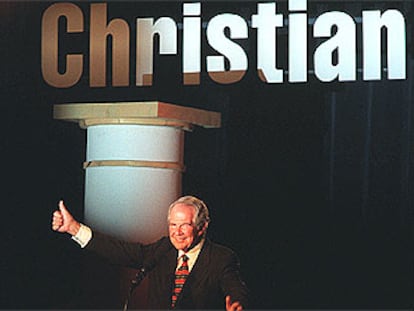 El reverendo Pat Robertson se dirige a sus seguidores en Washington el 18 de septiembre de 1998 para solicitar el proceso de destitución del presidente Clinton.