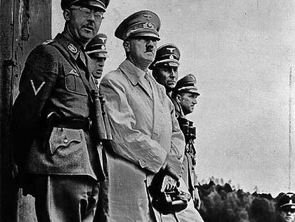 Heinrich Himmler (jefe de las SS) y Adolf Hitler, en mayo de 1939.