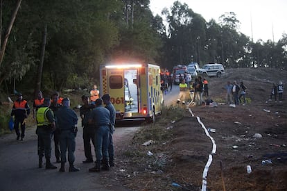 El accidente ocurrió a las 20.00 en un tramo del recorrido a su paso por el municipio de Carral, en las inmediaciones de la iglesia de Paleo, donde uno de los coches se salió de la carretera