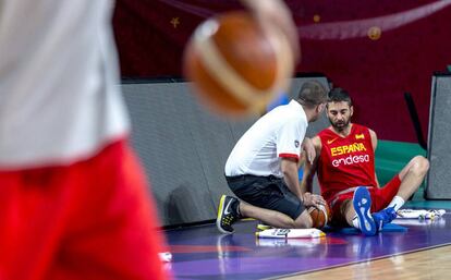 Jenaro Díaz, con Juan Carlos Navarro, este sábado, en un entrenamiento de la selección española.