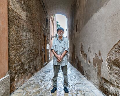 El artista brasileño Cildo Meireles, durante el montaje de su exposición en el centro histórico de Palma de Mallorca, en noviembre de 2024.