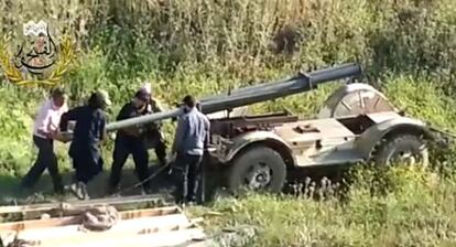 Captura de vídeo que muestra a un grupo de rebeldes sirios preparando el lanzamiento de un misil en la provincia de Alepo.