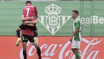 Santos y Sobrino celebran un gol ante Durmisi. 