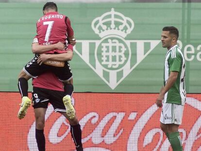 Santos y Sobrino celebran un gol ante Durmisi. 