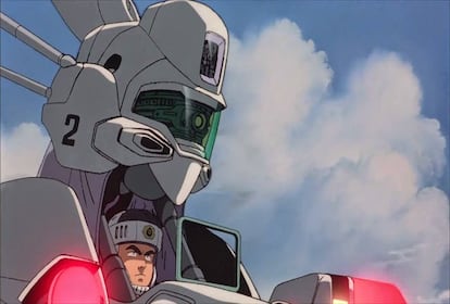 Las aventuras de una unidad de robots gigantescos de la policía de Tokio encargada de vigilar el funcionamiento de los 'labors', robots de uso industrial que realizan las labores más duras y penosas. Mamoru Oshii dirigió esta cinta basada en el manga homónimo de Masami Yūki.