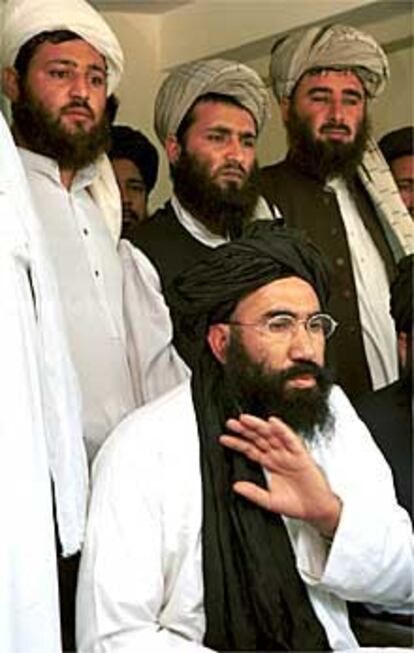 El embajador talibán en Islamabad, Abdul Salam Zaef (en el centro).
