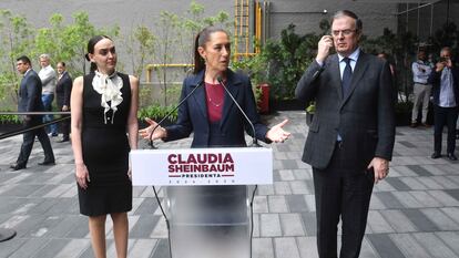 Claudia Sheinbaum acompañada de Altagracia Gómez, coordinadora de Desarrollo Económico Regional, y Marcelo Ebrard, próximo secretario de Economía, el 9 de julio.