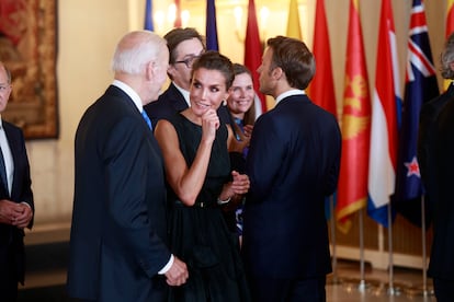El presidente estadounidense, Joe Biden, conversa con la reina Letizia durante la recepción a los jefes de Estado y jefes de Gobierno en el Salón del Trono del Palacio Real.