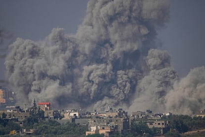El humo asciende en la Franja de Gaza tras un ataque aéreo israelí, este lunes. 