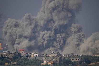 El humo asciende en la Franja de Gaza tras un ataque aéreo israelí, este lunes.