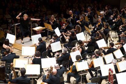 Joana Mallwitz dirigiendo a la Orquesta Nacional ‘La valse’ de Ravel, el pasado 18 de octubre en Madrid.