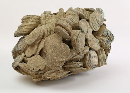 Las 600.000 monedas halladas en el el buque hundido estaban aglutinadas en bloques compactos con forma de saca. Parte de la tarea de restauración ha consistido en despegarlas. Plata. 23 x 16 x 14 cm aprox. 27 Kg aprox. Museo Nacional de Arqueología Subacuática, Cartagena.